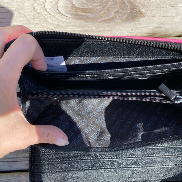 Hot pink clutch - Picture 5 of 8